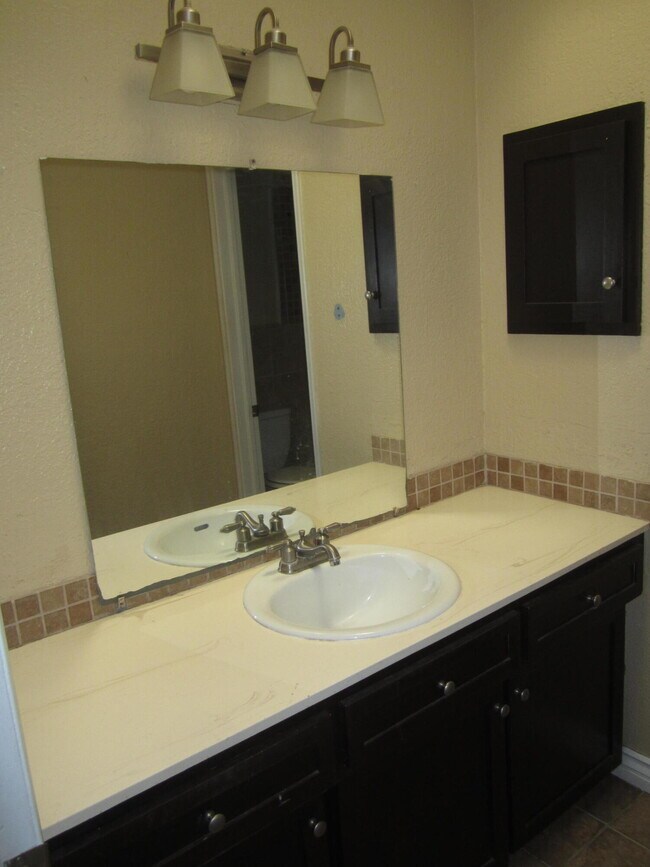 Building Photo - 6717 Southwind Dr