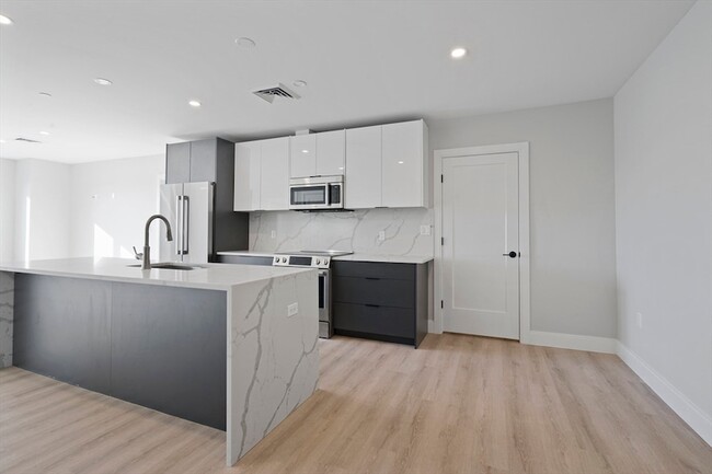 Building Photo - 25 2nd St