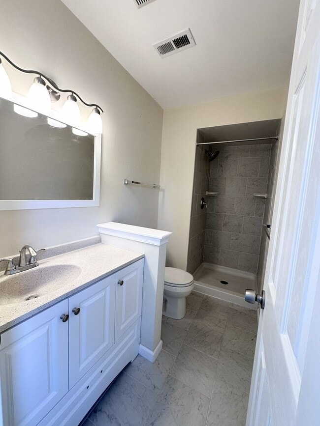 Building Photo - Charming Updated Home in Prime Chesapeake Location – Spacious Layout & Modern Touches!