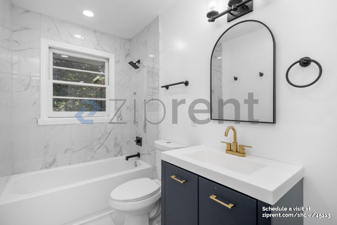 Building Photo - 792 Marstevan Dr NE