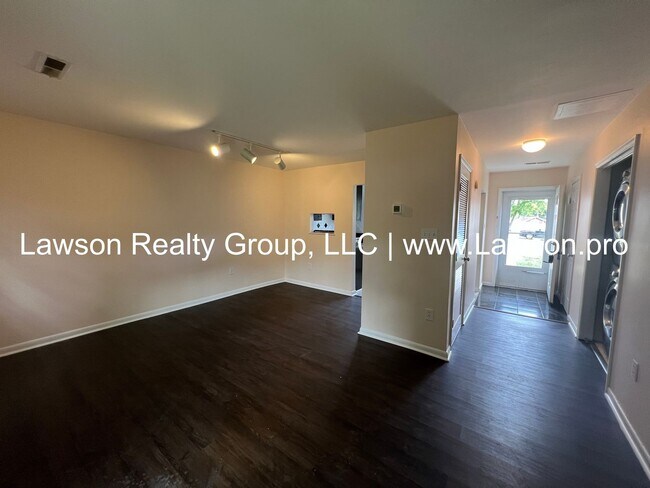 Building Photo - Townhome in Garden City