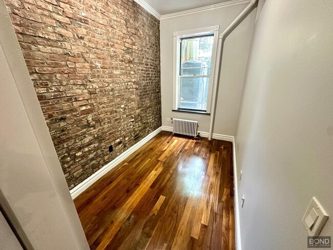 Building Photo - 562 Hudson St