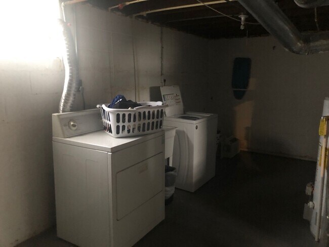 Building Photo - 2 Bedroom with Bonus Room in Basement