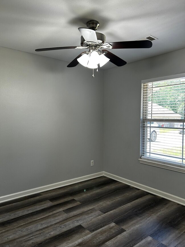 Building Photo - 210-210 Hidden Meadows Dr