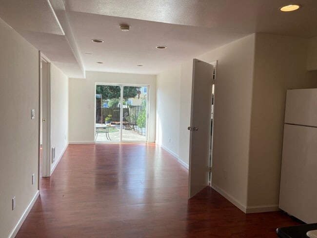 Building Photo - Classic & Timeless Parkside Home 3BD / 2.5BA