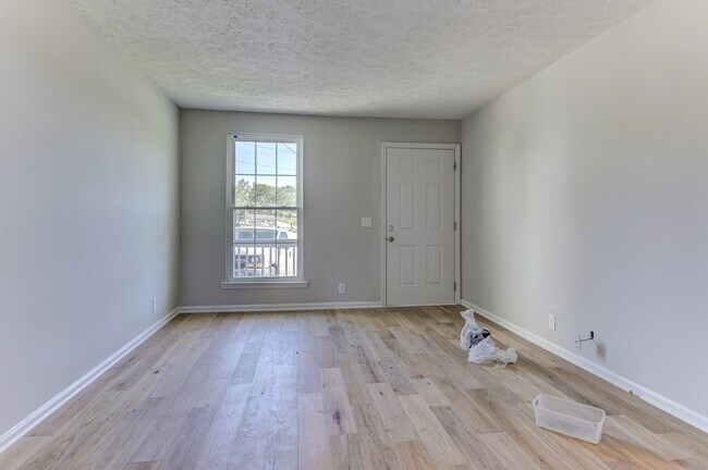 Building Photo - 606 Newhall Dr