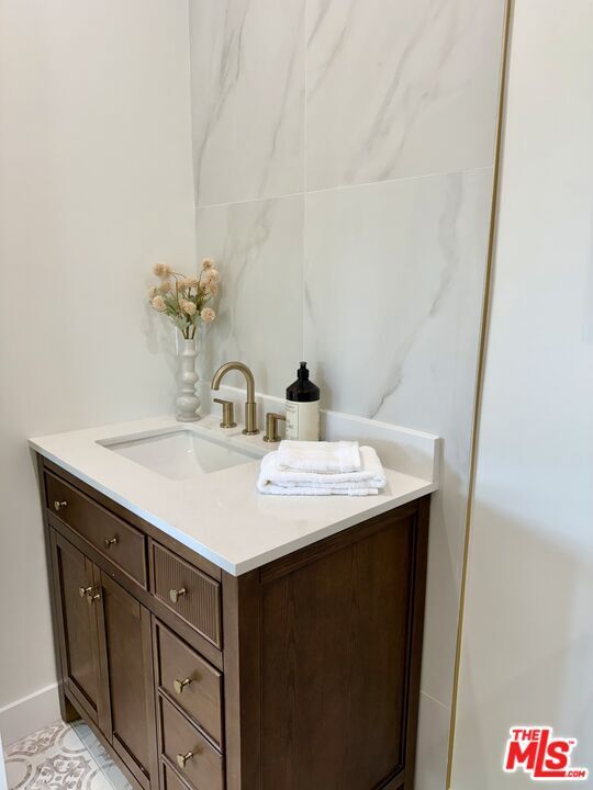 Building Photo - 900 N Alfred St