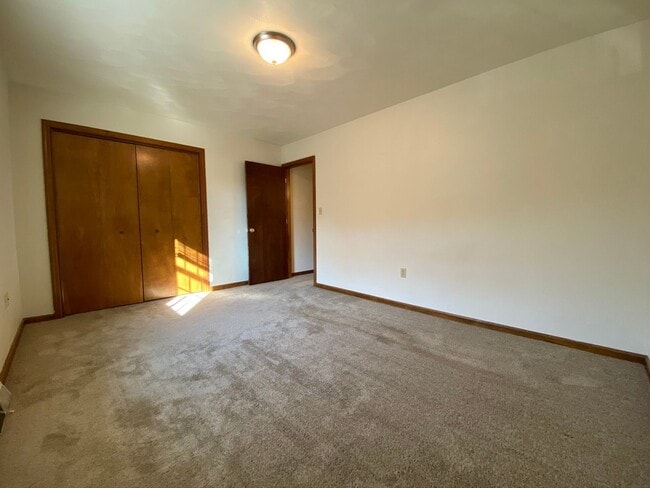 Building Photo - Wonderful 2BR Townhouse with Equipped Kitc...