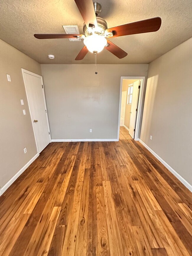Building Photo - 3 Bedroom 2 Bathroom with 2 Car Garage