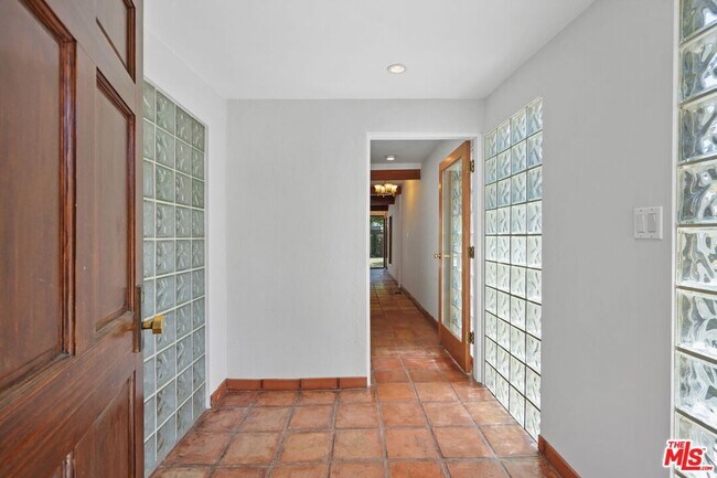 Building Photo - 3460 Angelus Ave