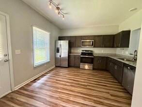 Building Photo - Townhome