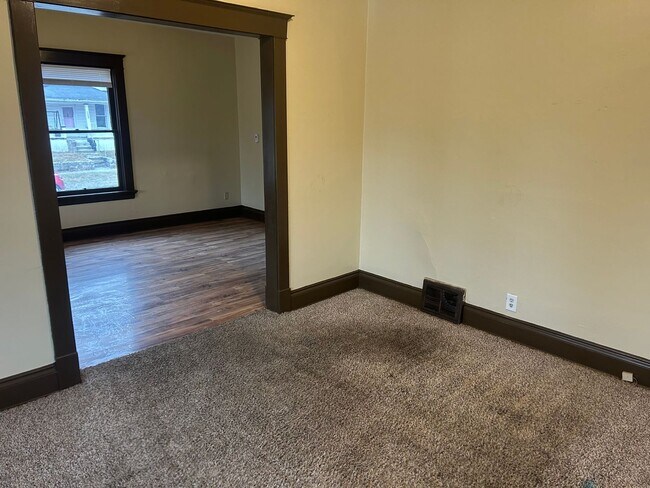 Building Photo - 3 Bedroom House