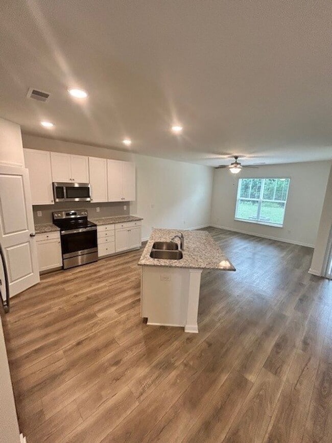 Building Photo - 1st Full Months Rent FREE!