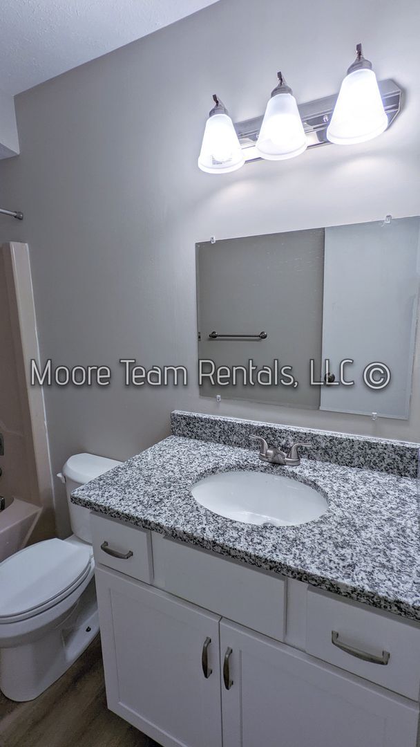 Building Photo - Just remodeled - 2 Bed/1.5Ba