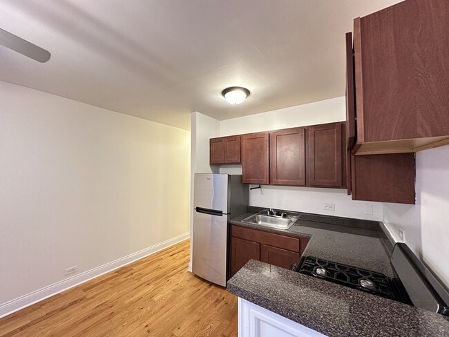 Building Photo - 824 W Cornelia