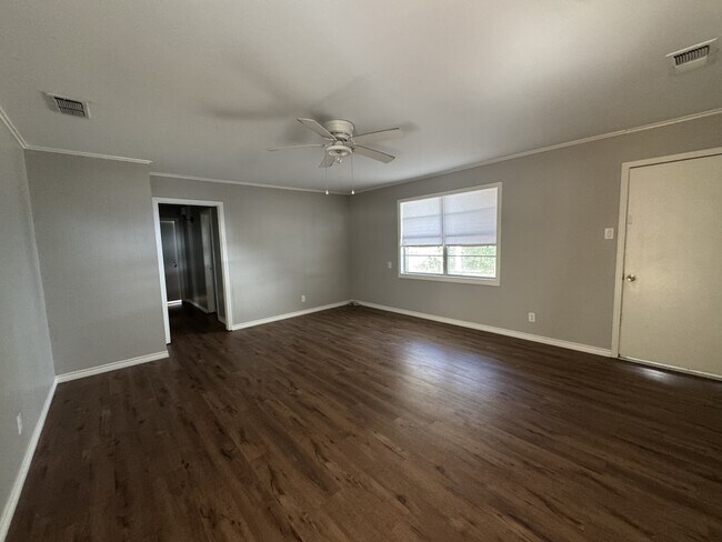 Building Photo - 1019 Brooksy St