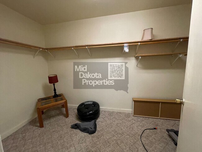 Building Photo - 915 W 4th Ave