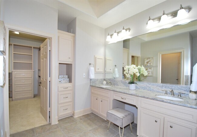 Building Photo - 2410 Dorrington St