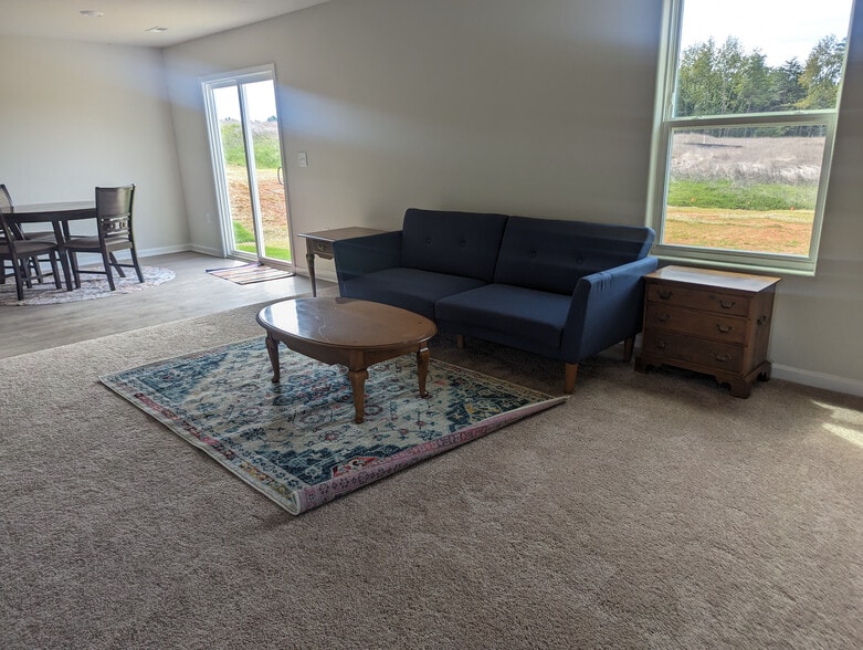 Building Photo - Room in House on Nia Rd