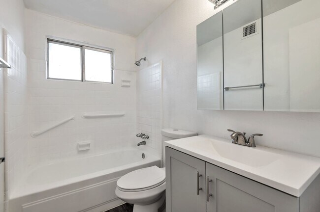 Interior Photo - 2960 E 5th St