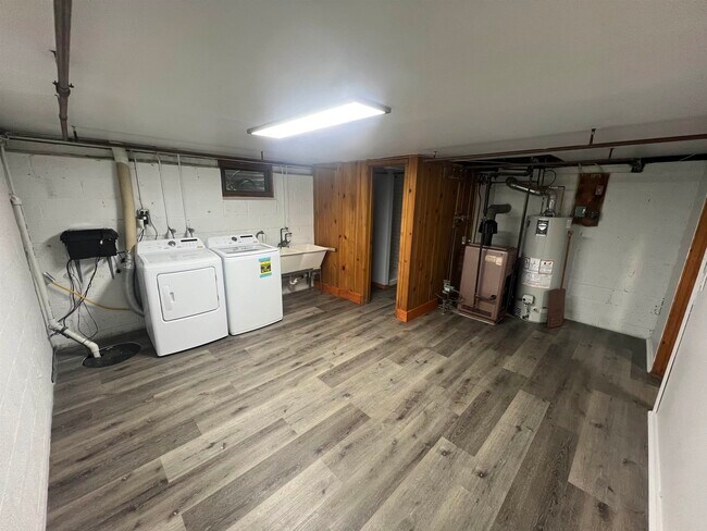 Building Photo - 697 Allwood Rd