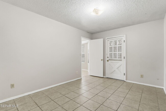 Building Photo - 2918 E Glen Dr
