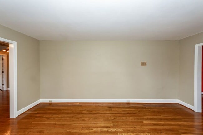 Building Photo - 6 Bedroom, 2.5 Bath House in Drayton on th...
