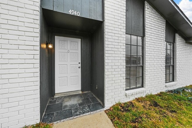 Building Photo - 4940 Watkins Dr