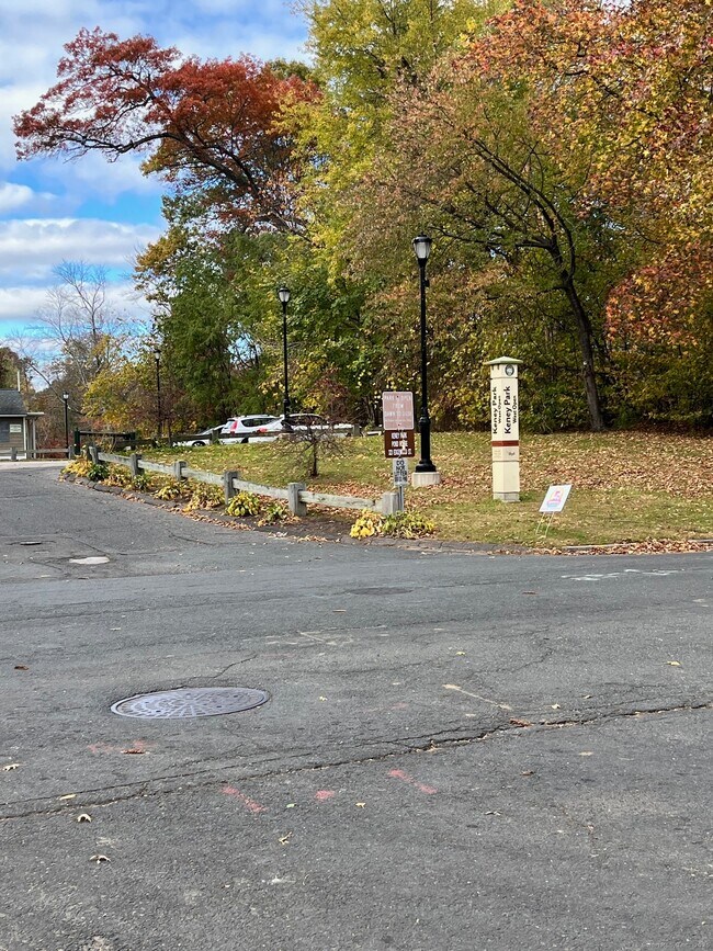 Building Photo - 308 Edgewood St