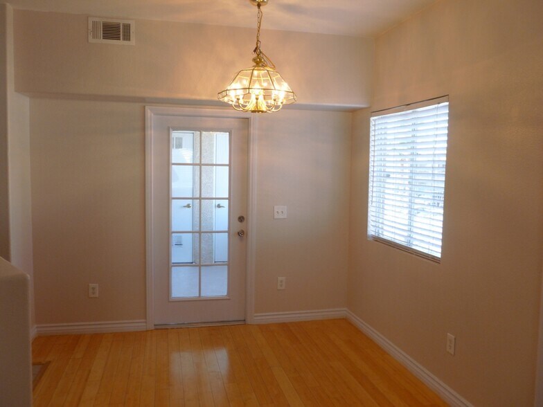 Building Photo - 3400 Cabana Dr