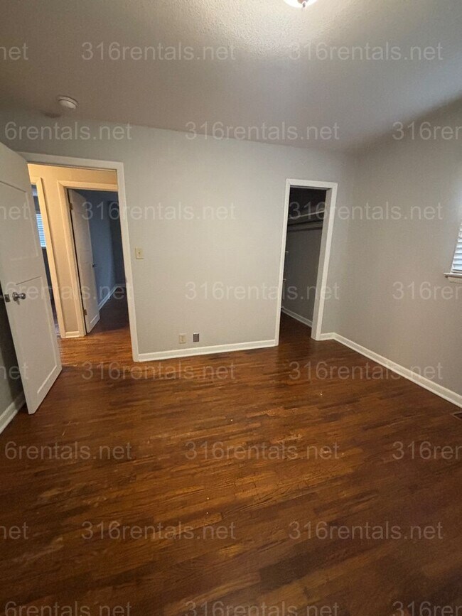 Building Photo - 3 bed 1 bath house for rent now!