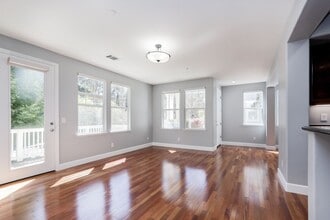 Building Photo - 3 Bed / 2.5 Bath beautiful end unit townhome with tons of upgrades. YouTube Tour!!