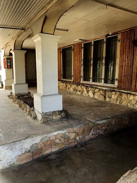 Building Photo - 2032 Vista Del Mar Ave