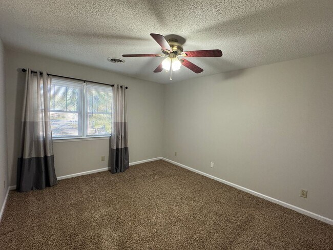 Building Photo - 3BR/2.5BA Home on 1 Acre in Spring Lake