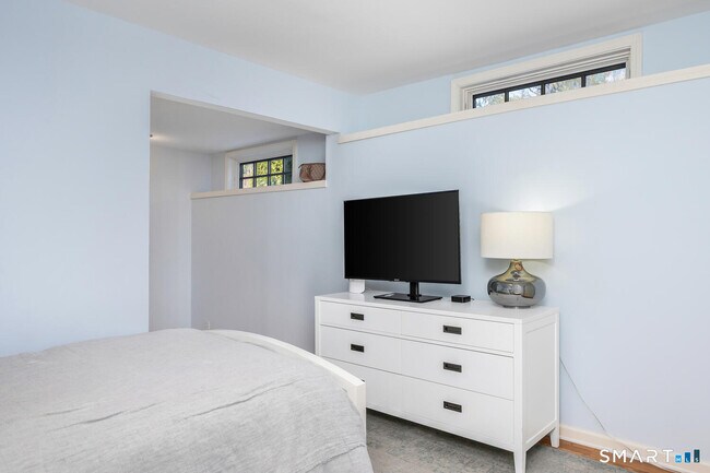 Building Photo - 20 Outlook Dr