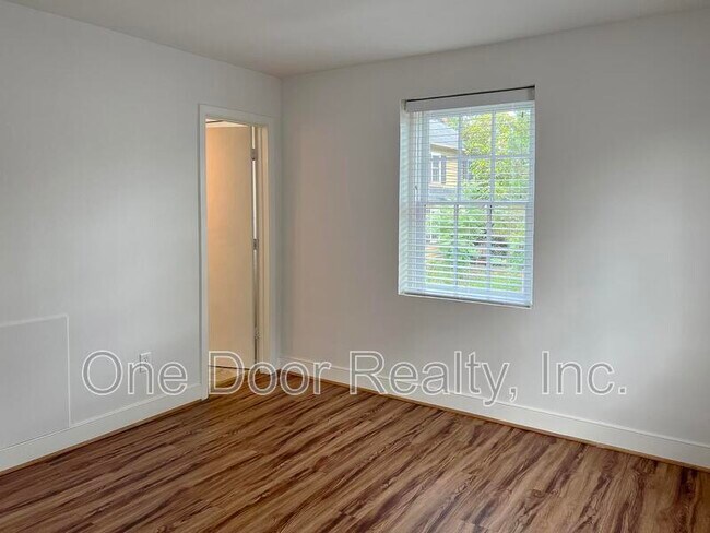 Building Photo - 732 Scotland St