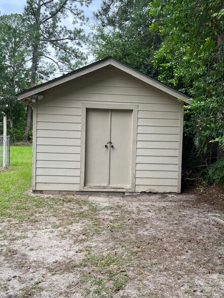 Storage - 2017 N Harding St