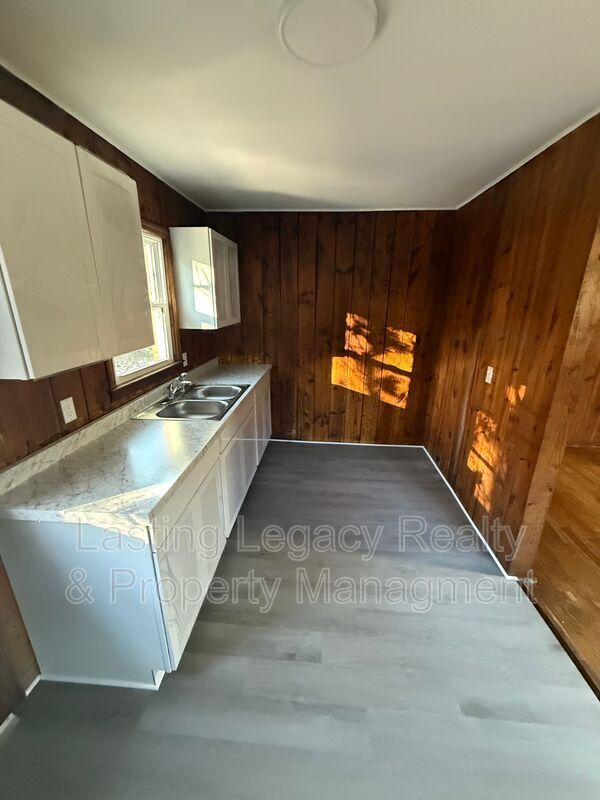 Building Photo - 908 Marsh St