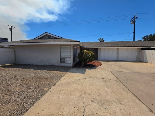 Building Photo - Two Bedroom Two Bathroom Duplex in Hemet!