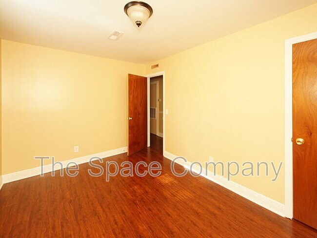 Building Photo - 995 King St