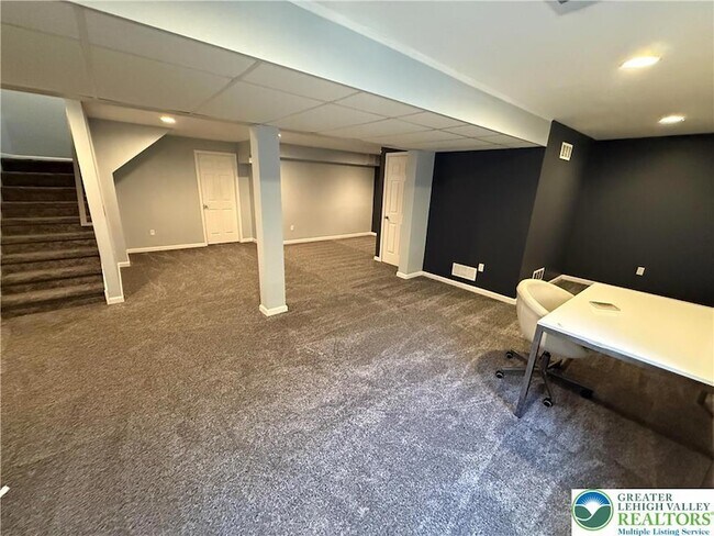 Building Photo - 4528 Bellflower Way