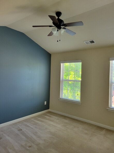 Building Photo - 208 Hidden Creek Pt