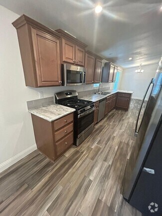 Building Photo - 5 bedroom 3 Bath New House- 2 Car Attached...