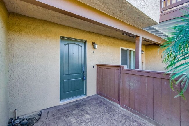 Building Photo - Beautiful 2 Story Townhouse with Prime Location!!