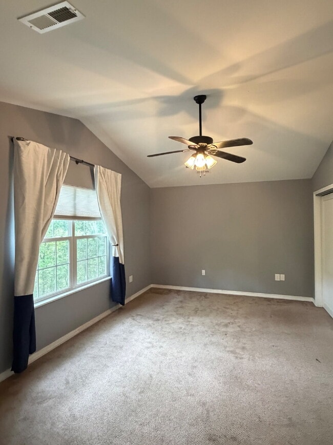 Building Photo - Backyard dream - Covered large patio and fully fenced in!!