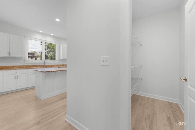 Building Photo - 770 Cole Dr