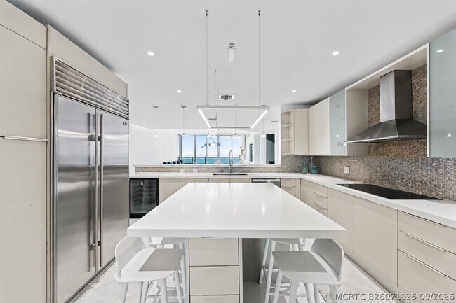 Building Photo - 5959 Collins Ave