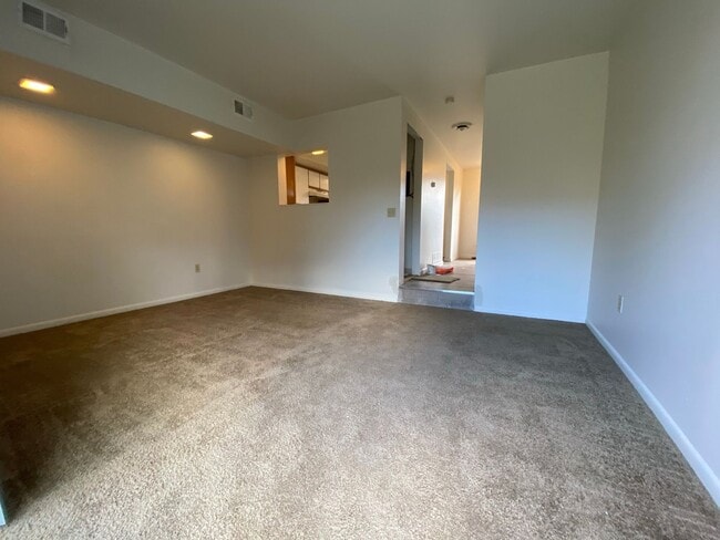 Building Photo - Amazing Two Bedroom Townhouse in Zelienopl...