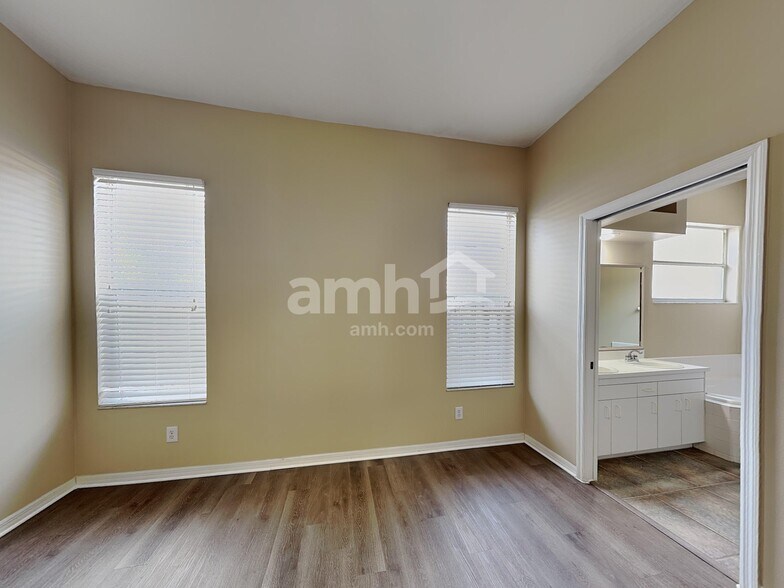 Building Photo - 2462 St Johns Ln