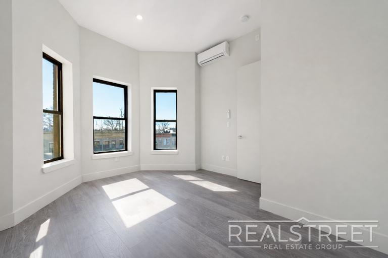 Building Photo - Modern 1 Bed w Dishwasher/Laundry/Garden